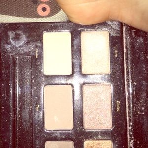 Eye shadow pallet